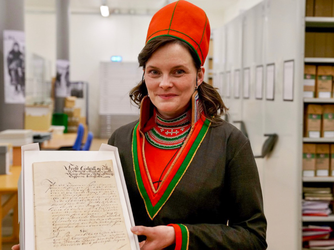 Inga Marja Steinfjell, direktør samisk arkiv, holder det historiske dokumentet. Foto: Simen Løvberg Sund, Det kongelige hoff